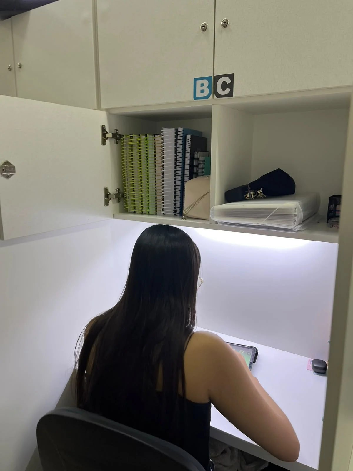 Estudante concentrada em sua cabine individual
