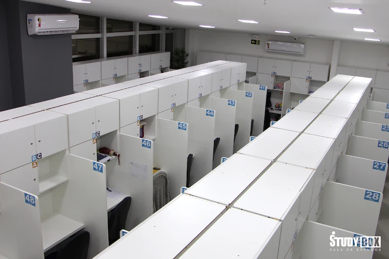 Sala de estudos com cabines individuais em fileiras